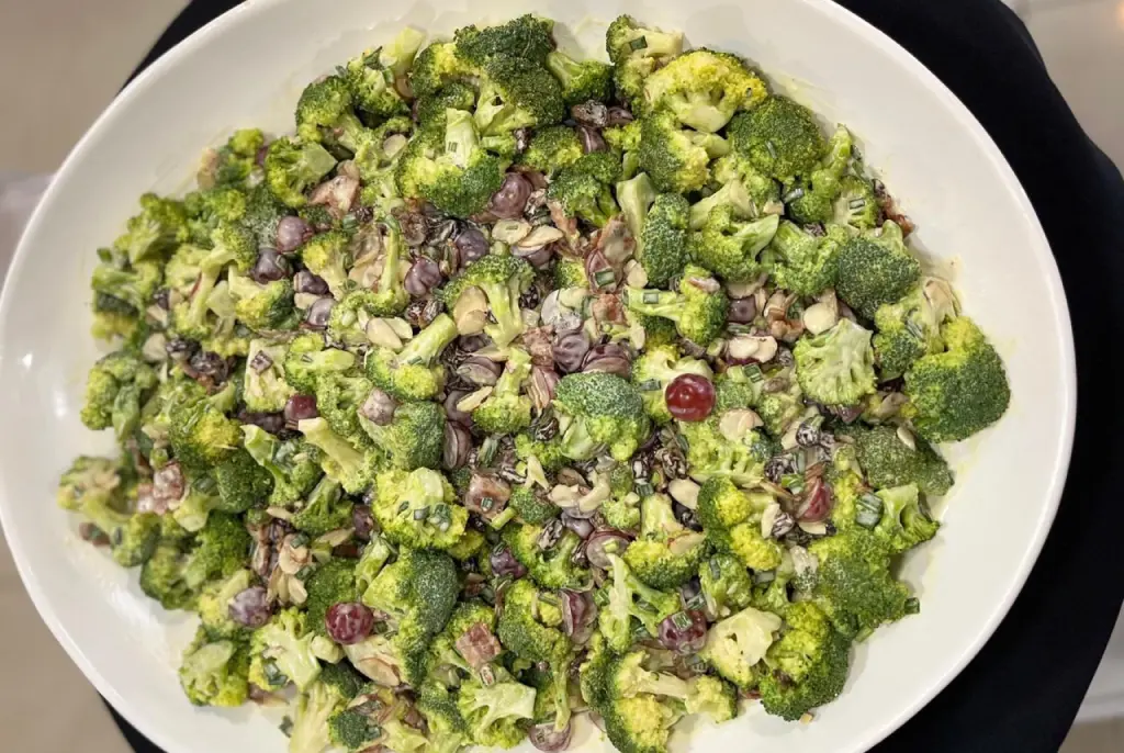 Ensalada de brócoli con uvas y almendras